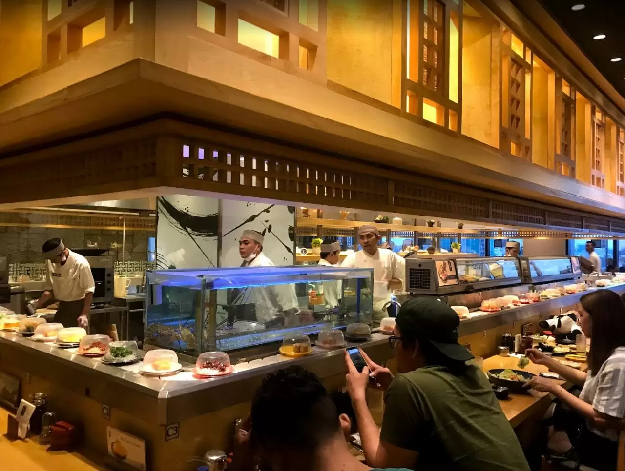 Suasana ruang makan Sushi Hiro Malang